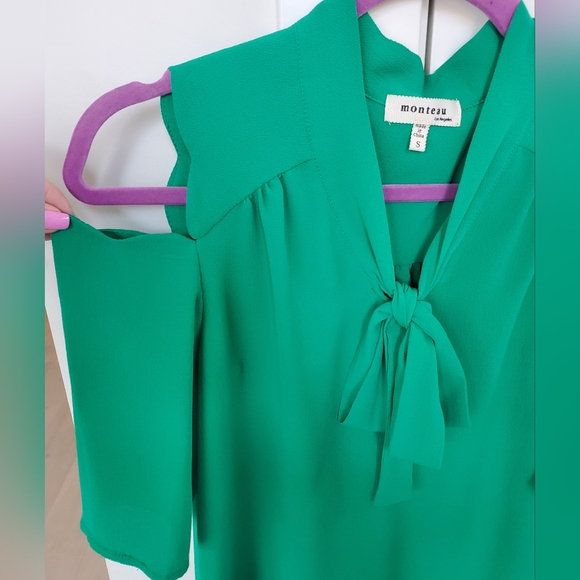 NWOT- Monteau Gorgeous Kelly Green- cold shoulder top sz.SMALL - Picture 2 of 7